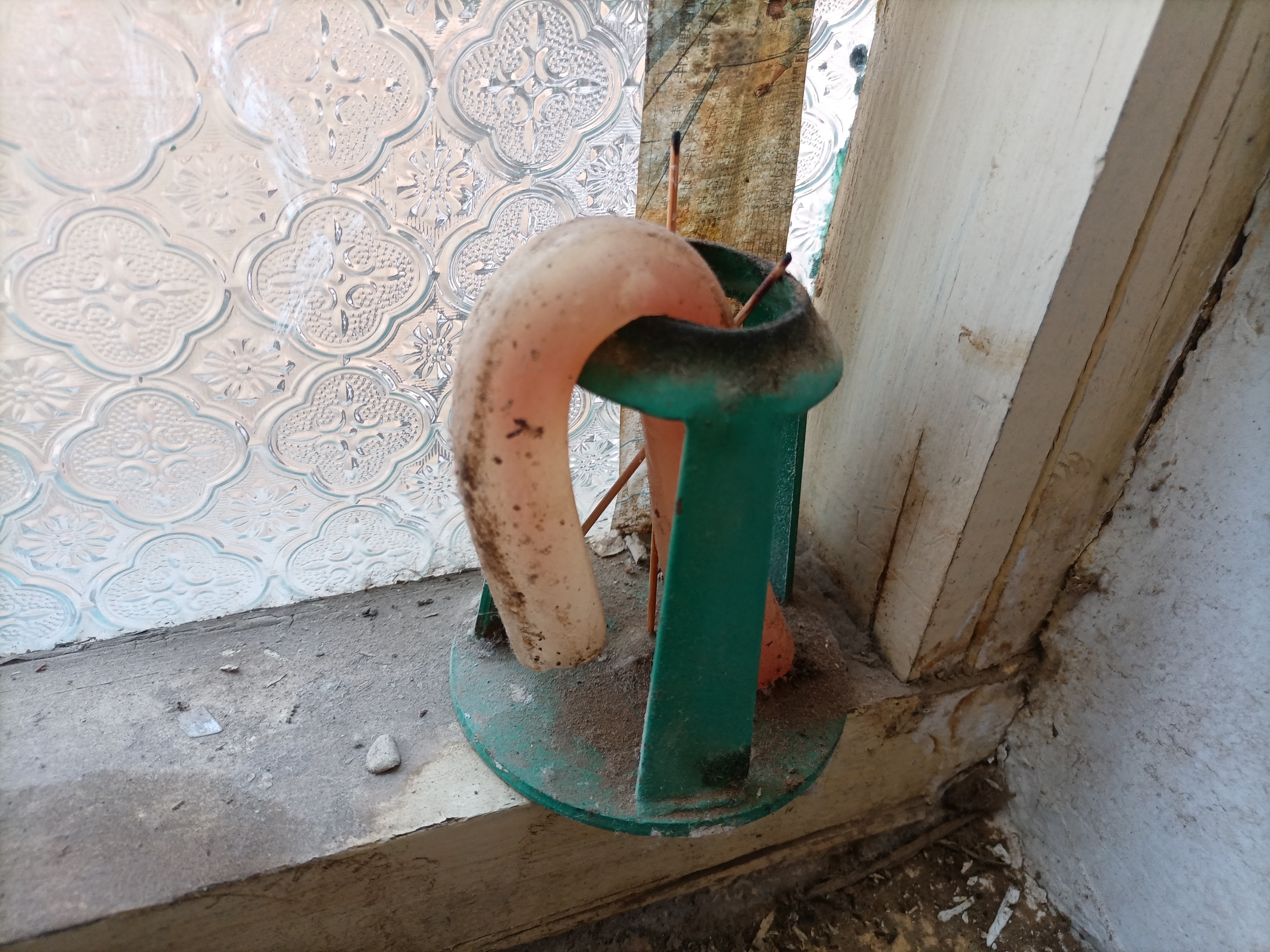 窗台上被忘记的蜡烛